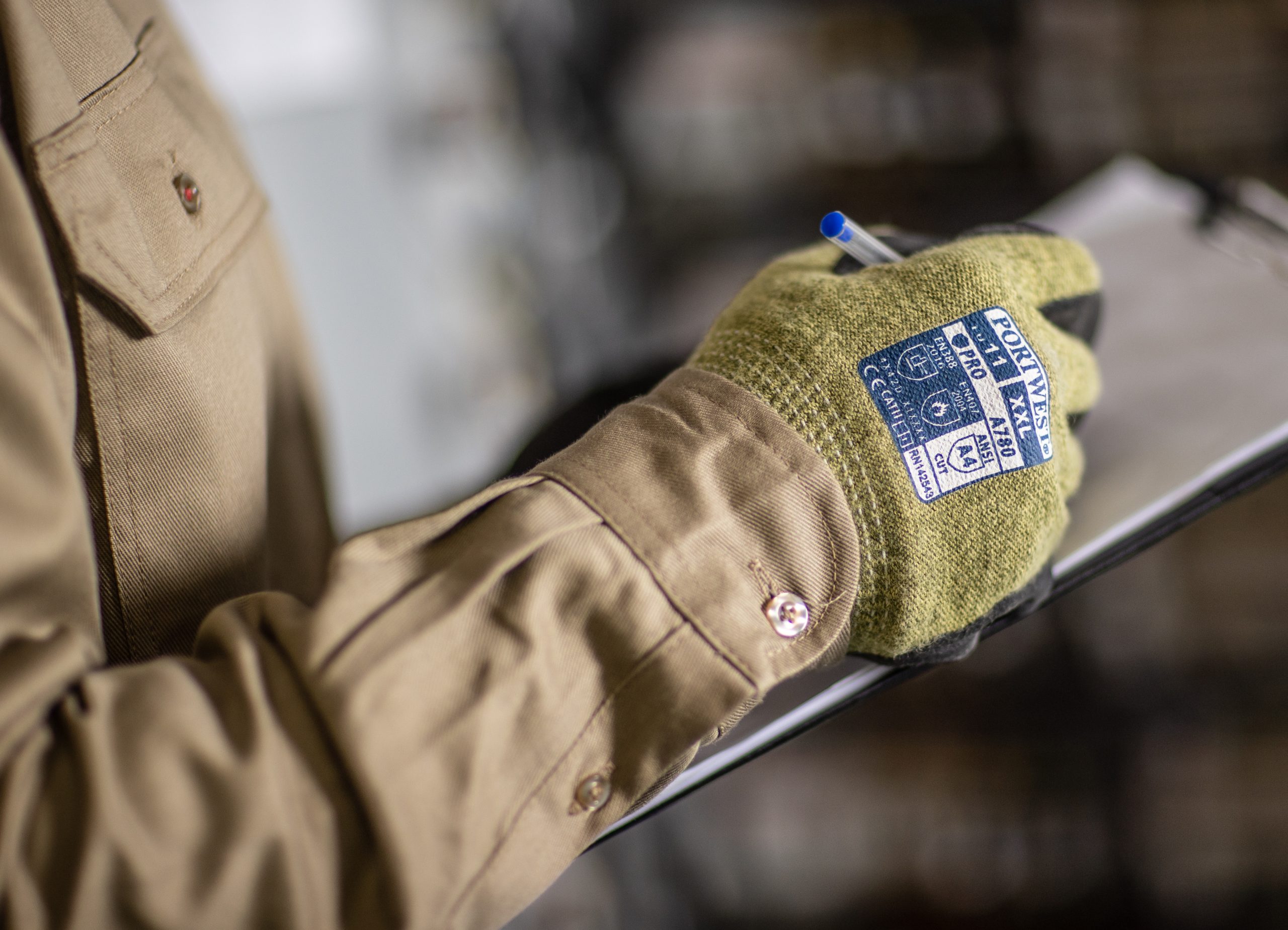 What kind of safety gloves do electricians wear? OAKEYS Safety Ltd