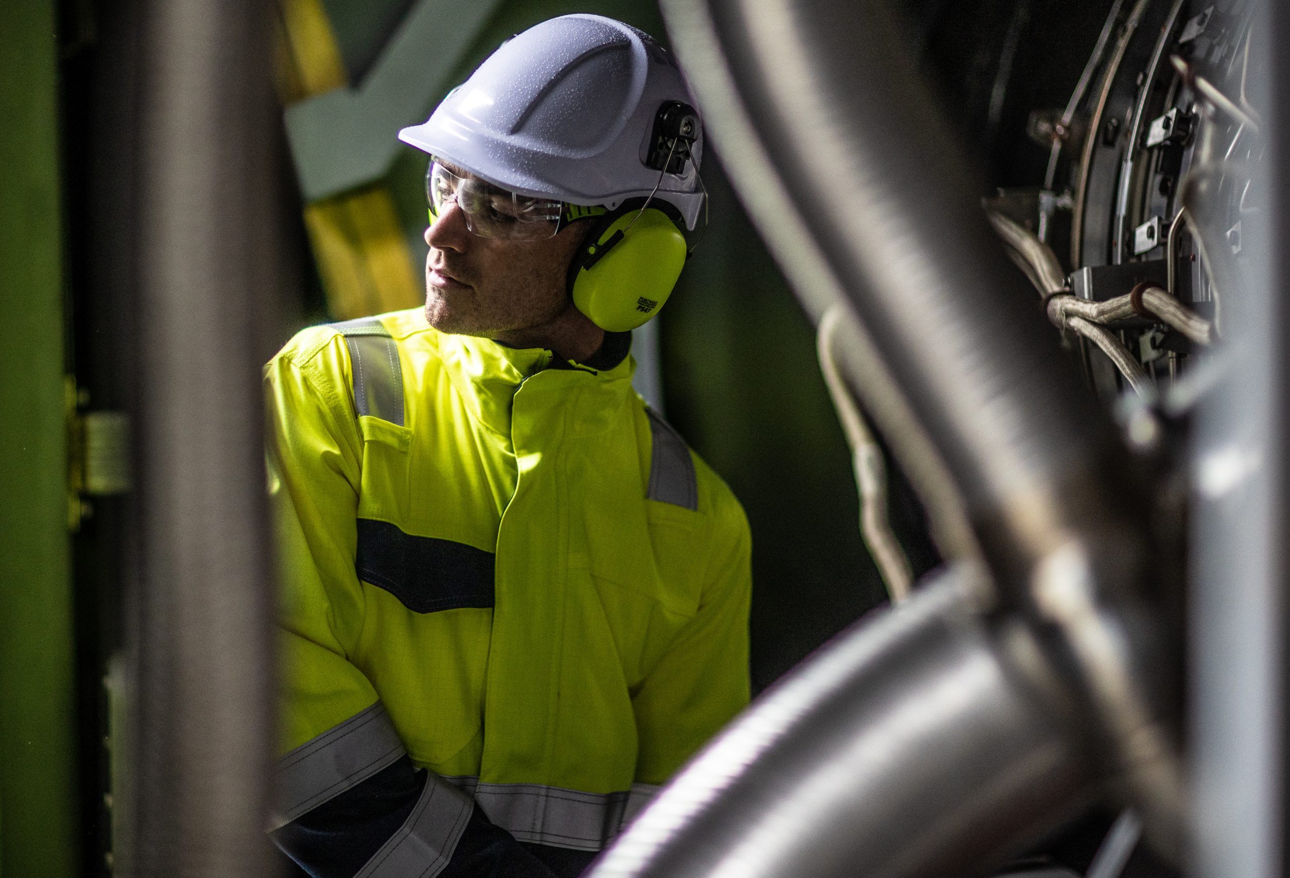 What is the difference between flame retardant and flame resistant